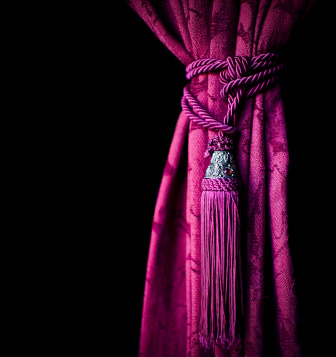 Tjocka, mörka tyger med ornament kännetecknar indiska gardiner
